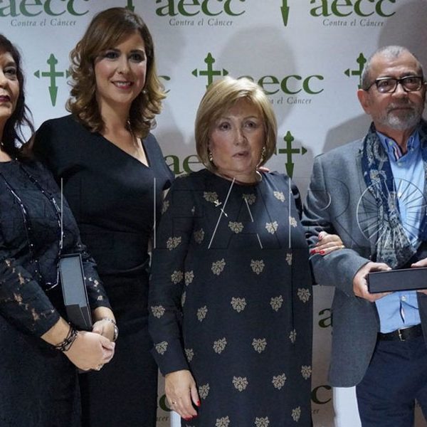 La AECC premia a Paz Velázquez por su contribución en la lucha contra el cáncer